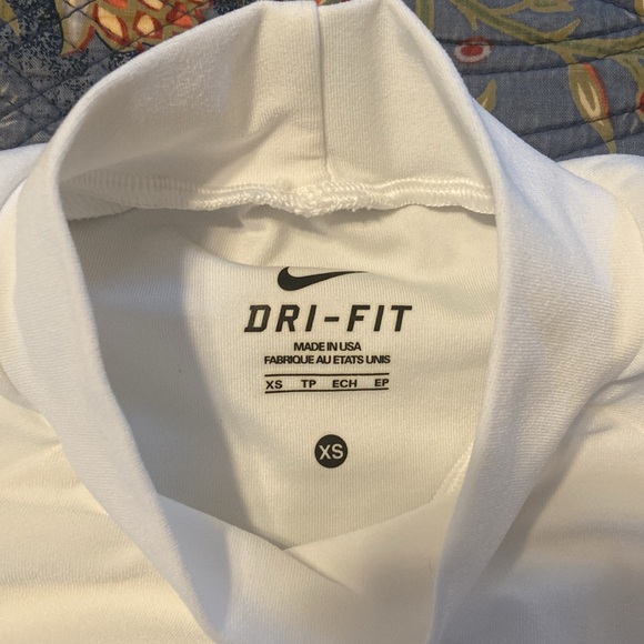 Woman’s UNC mock turtleneck - Picture 2 of 6